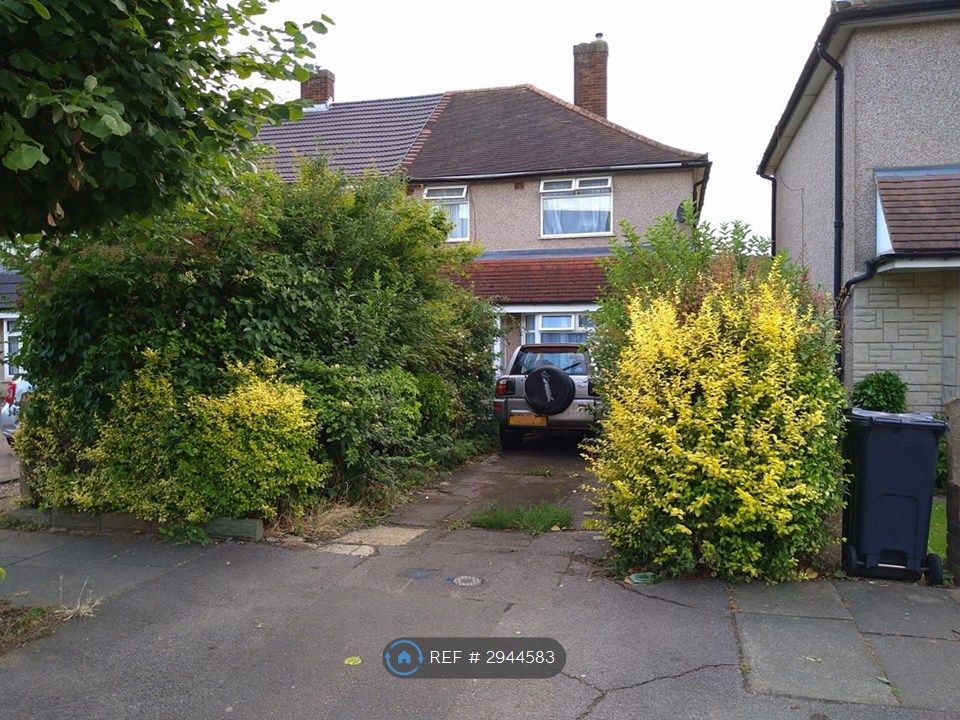 Property photo 3 of 35 Spacious Front Yard With Parking For Two Cars