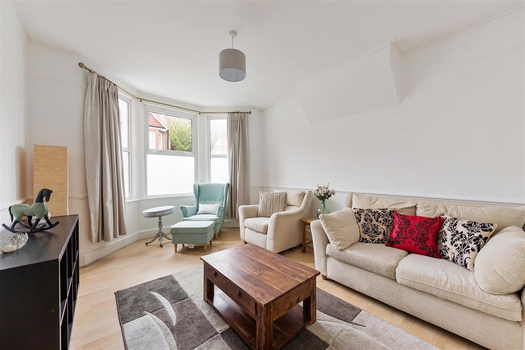 Property photo 2 of 28 Pearl Road, E17