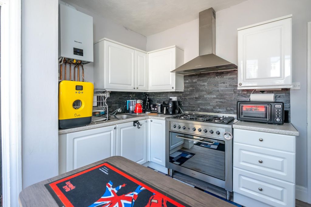 Property photo 2 of 11 Kitchen.Jpg