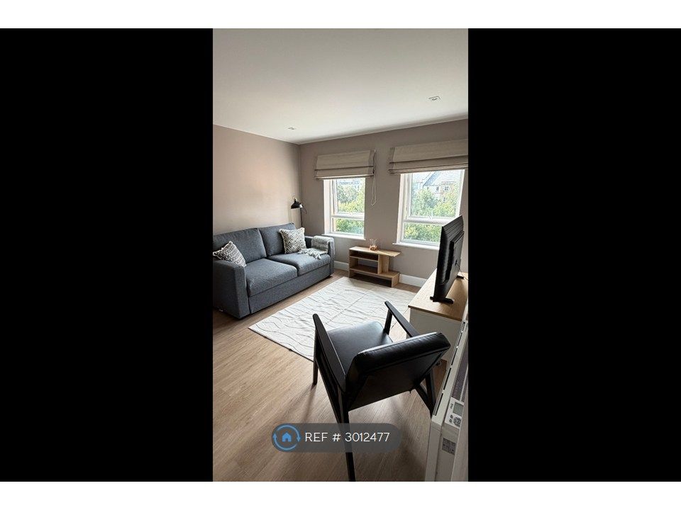 Property photo 1 of 12 Living Room