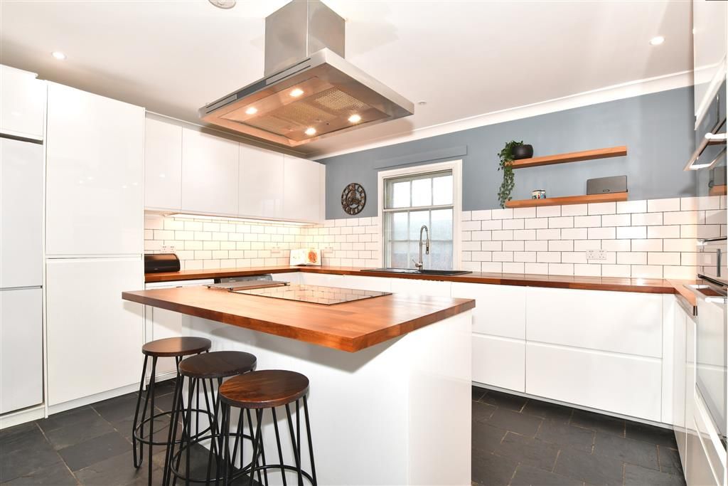 Property photo 1 of 10 Kitchen