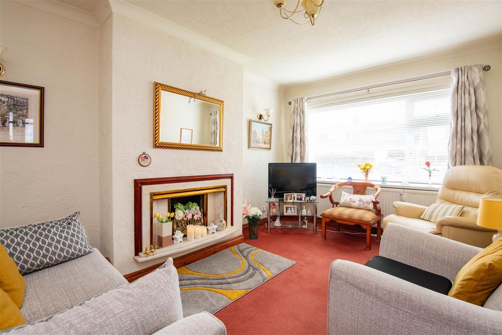 Property photo 2 of 15 Lounge