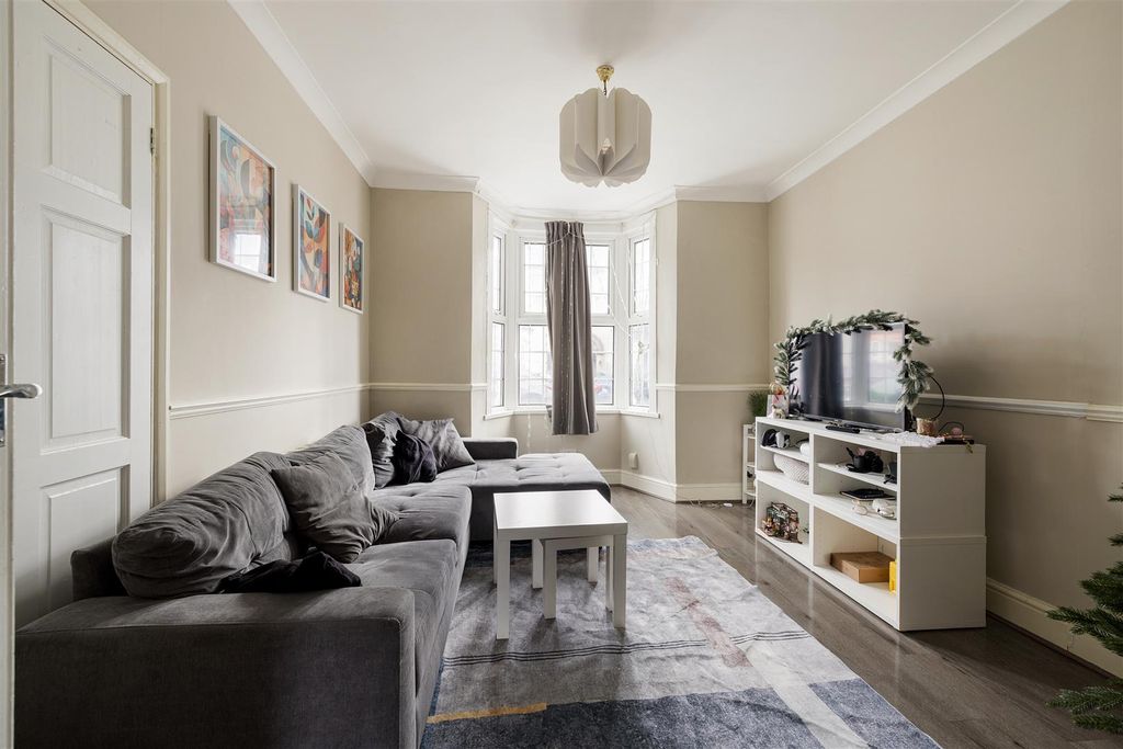Property photo 2 of 15 Southwell Grove Road, E11