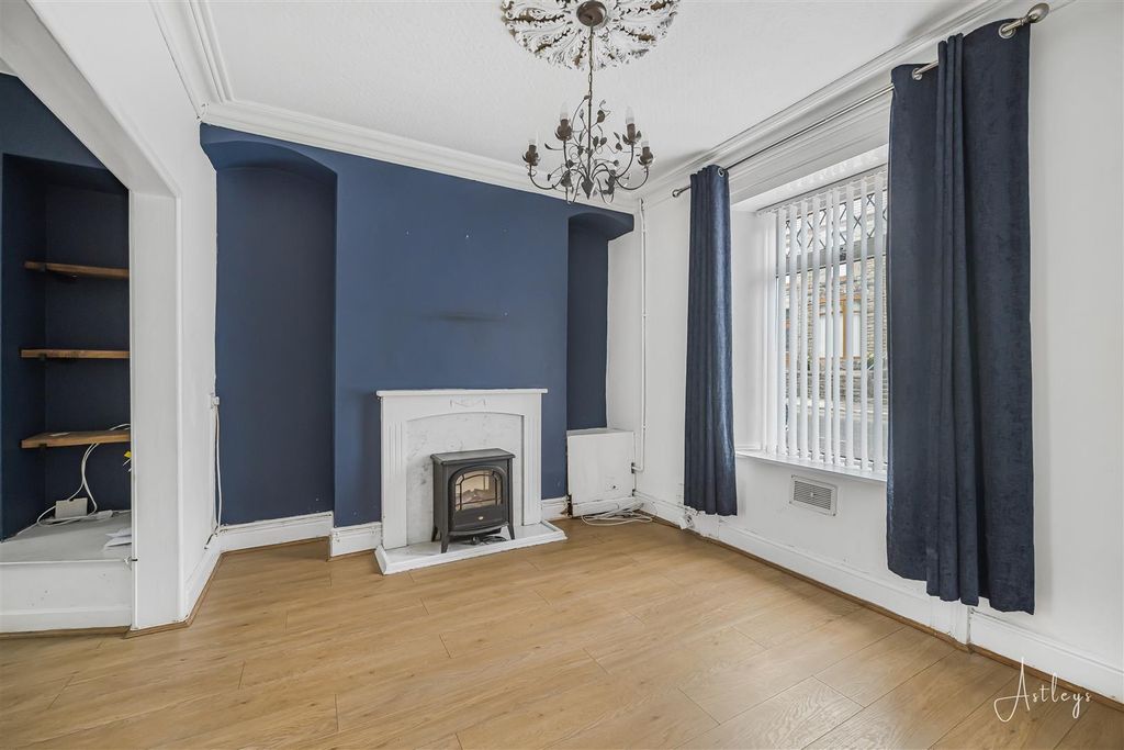 Property photo 3 of 20 Lounge