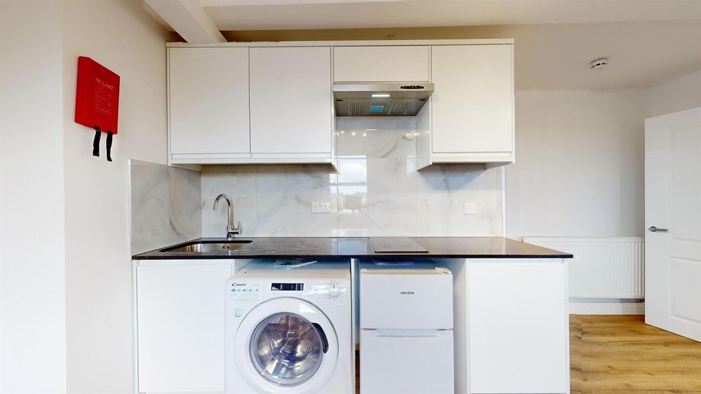 Property photo 3 of 12 69A863182Ced8Aecb16F149F_E430A40E07Da54Ad32A6Da684