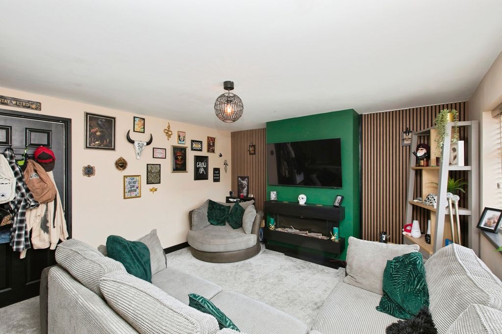 Property photo 2 of 16 Lounge