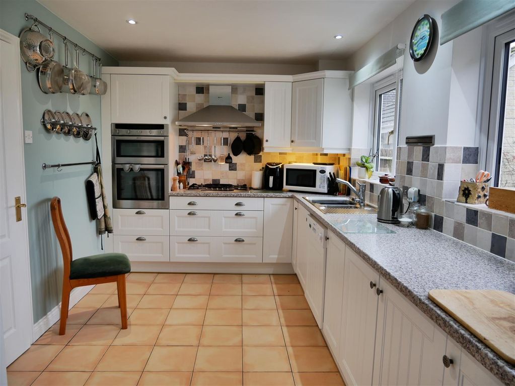 Property photo 3 of 23 Kitchen