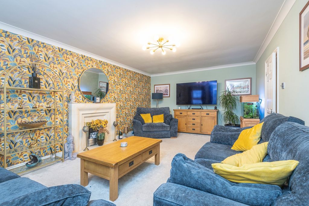 Property photo 2 of 49 16 - 5 Hartshead Court Wf15 8Fg