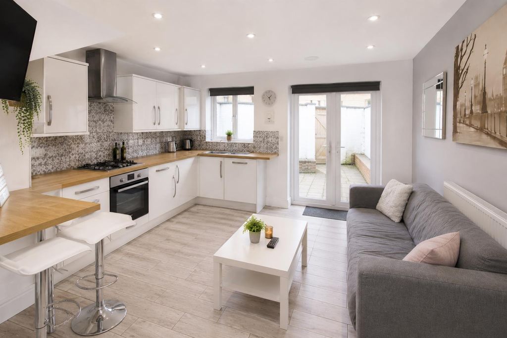 Property photo 2 of 13 d8Dcd7Cf-4745-4d16-92Fa-7d8ee72Eeb9E.Png