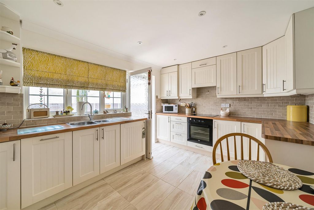 Property photo 2 of 11 Kitchen