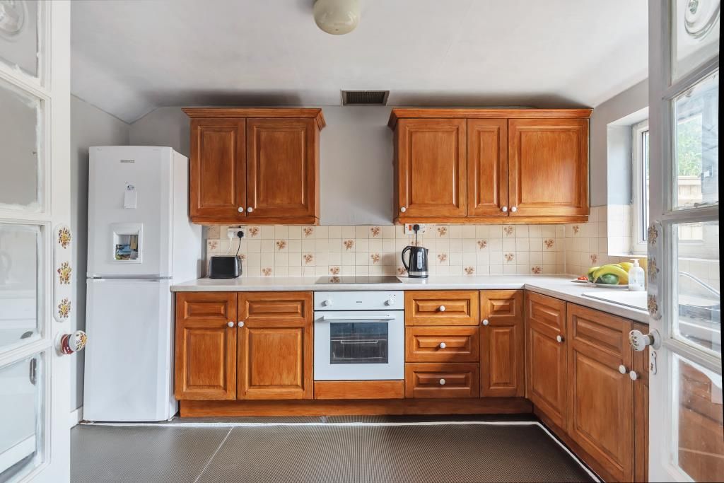 Property photo 3 of 10 Kitchen
