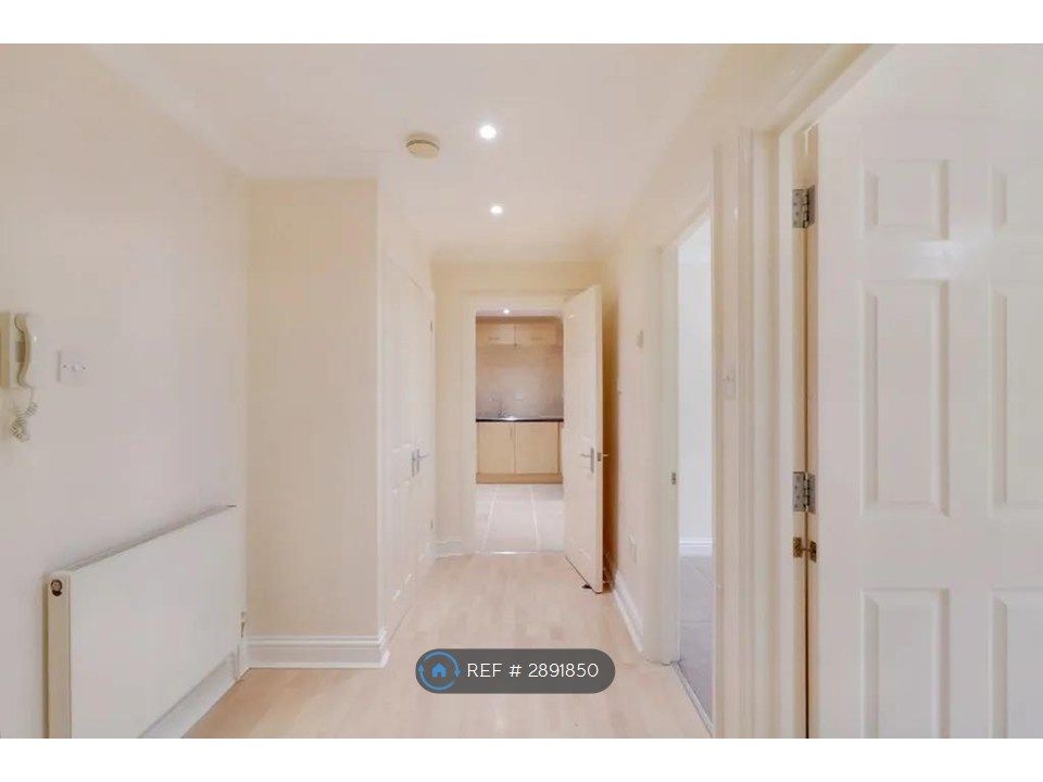Property photo 2 of 11 Hallway