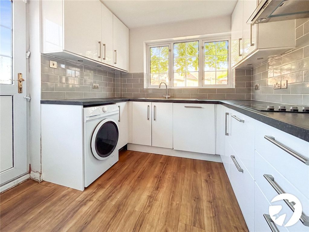 Property photo 2 of 11 Kitchen