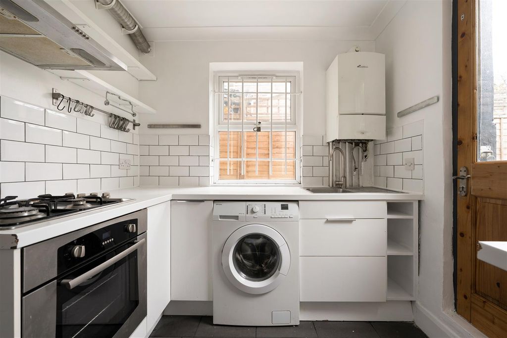 Property photo 3 of 22 Lansdowne Drive, E8