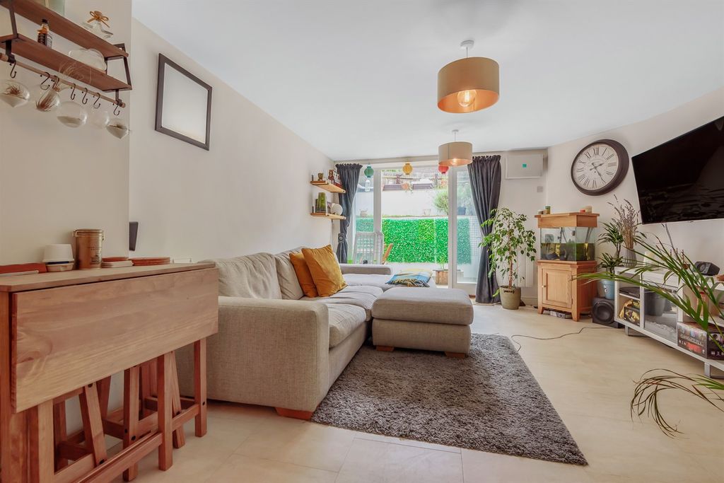 Property photo 2 of 11 Living+Area