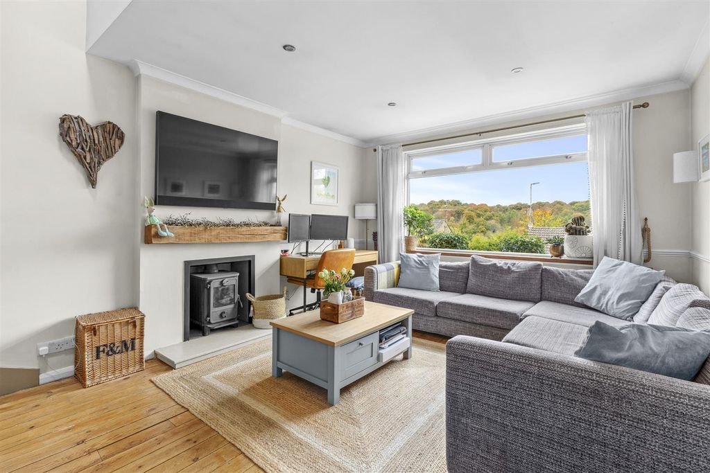 Property photo 2 of 16 47 Arundel Road, Hp12 4Nf-11.Jpg