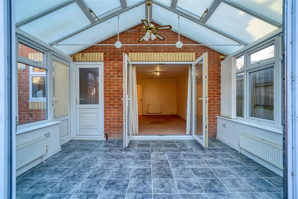 Property photo 3 of 10 Conservatory