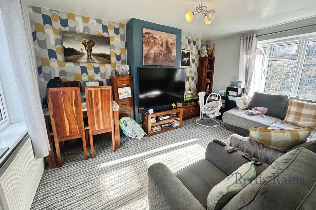 Property photo 3 of 12 Lounge