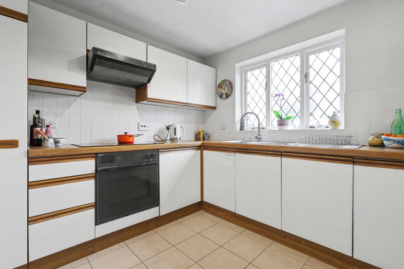 Property photo 3 of 12 Kitchen