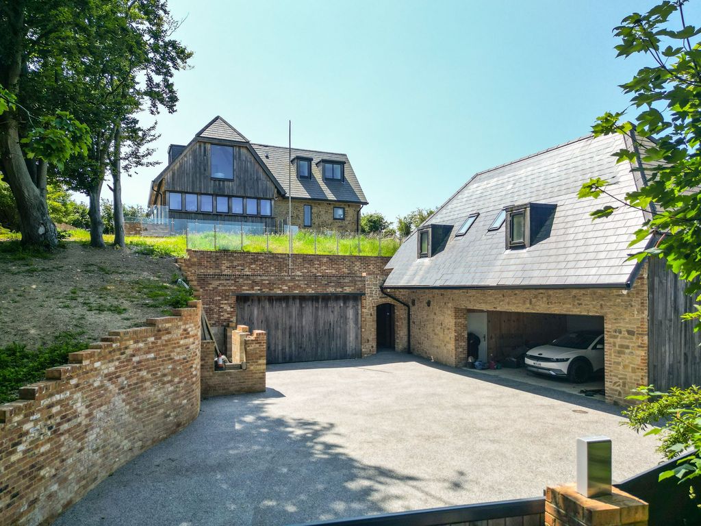 Property photo 3 of 25