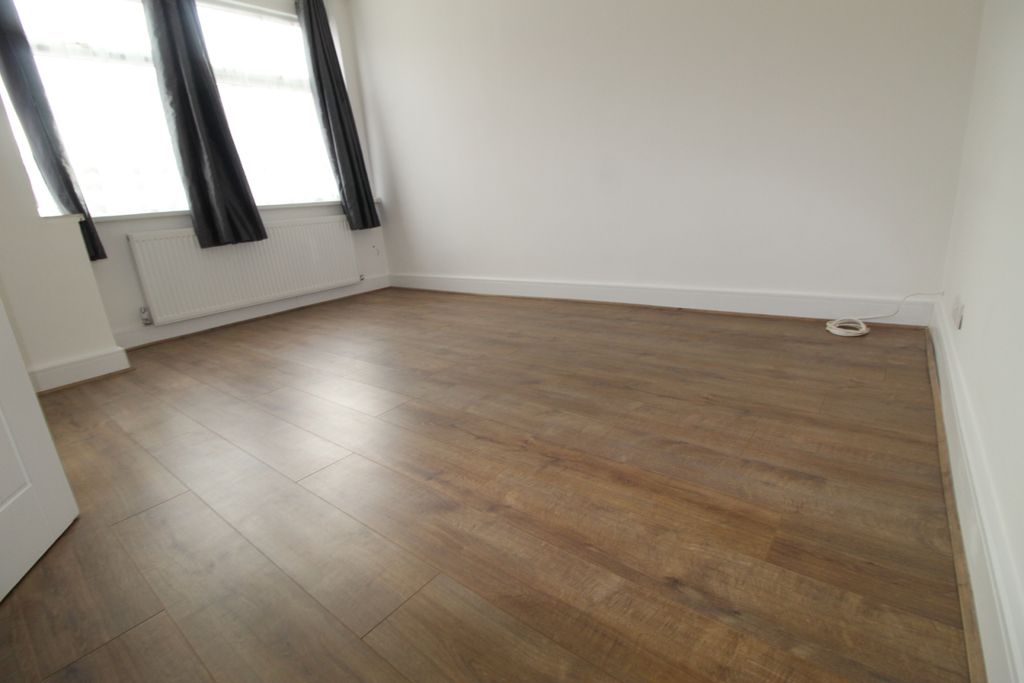 Property photo 1 of 17 4 Bed Semi-Detached House To Rent Dormers Avenue, Southall Ub1 2Sp