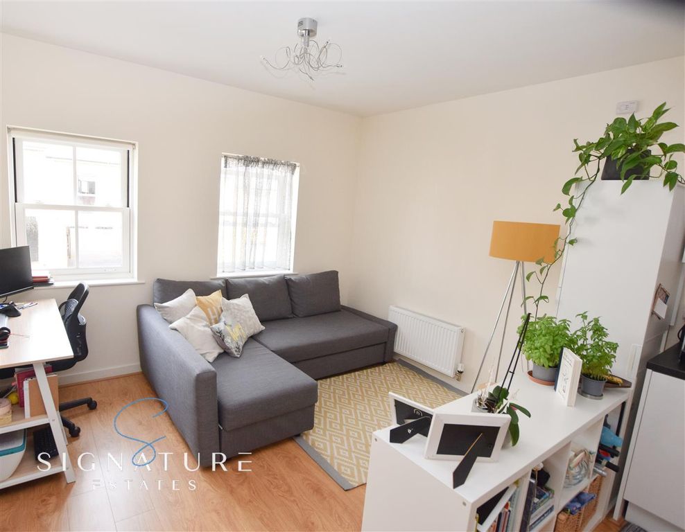 Property photo 3 of 7 Living Re.Jpg