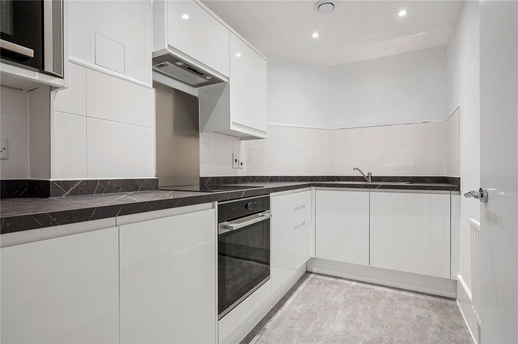 Property photo 2 of 10 Kitchen