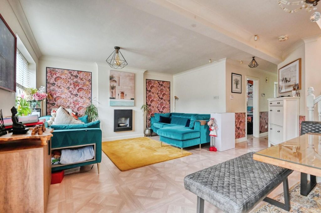 Property photo 3 of 19 17Chu14.Jpg