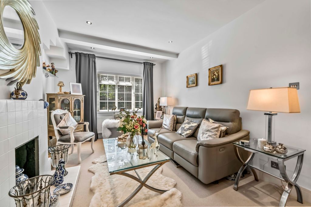 2 bed flat for salePark Close, Hampton TW12 photo 5