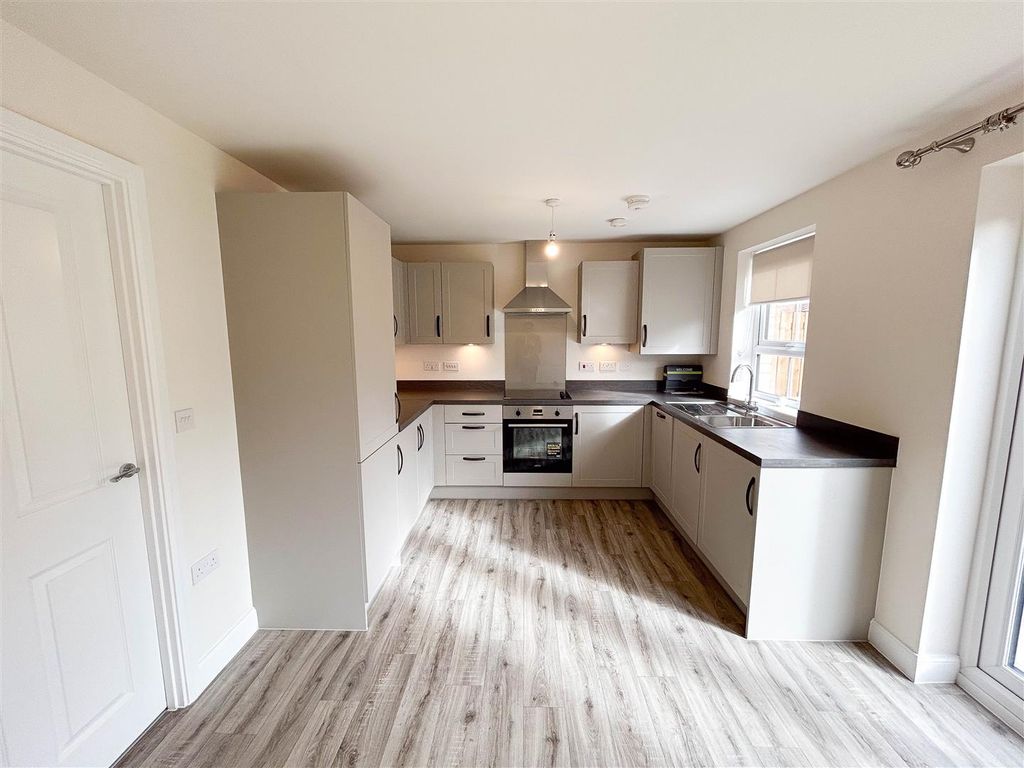 Property photo 3 of 10 Kitchen