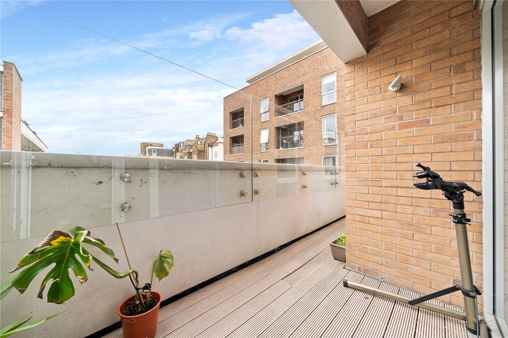 Property photo 3 of 8 Balcony