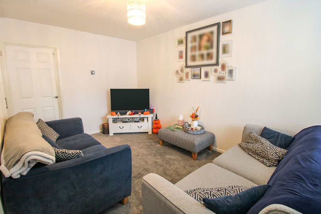 Property photo 2 of 13 Lounge