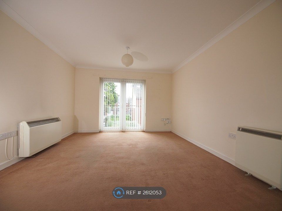 Property photo 1 of 7 Living/Dining Room