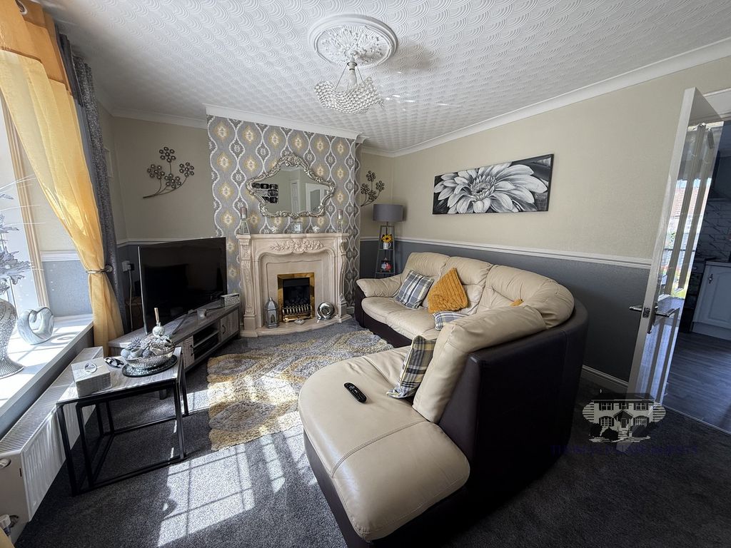 Property photo 2 of 13 Lounge