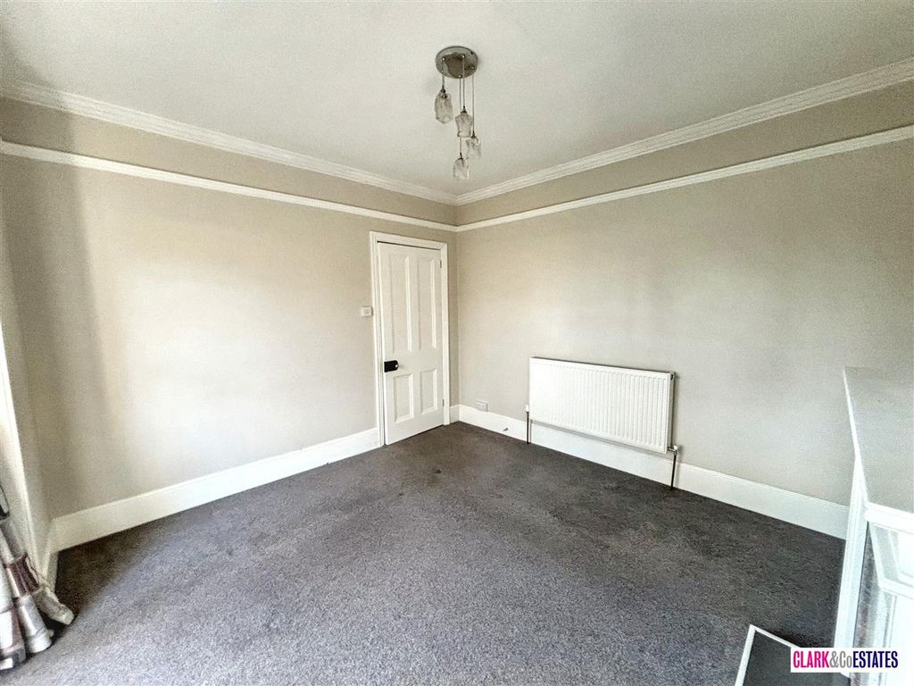 Property photo 3 of 13 Lounge