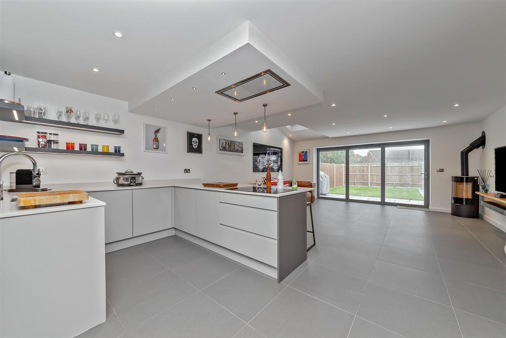 Property photo 2 of 28 27Gladeside-14.Jpg