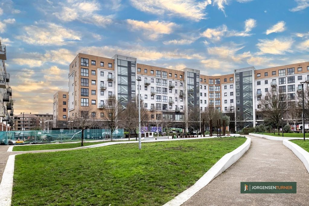 Property photo 3 of 10 Communal Gardens .Jpg