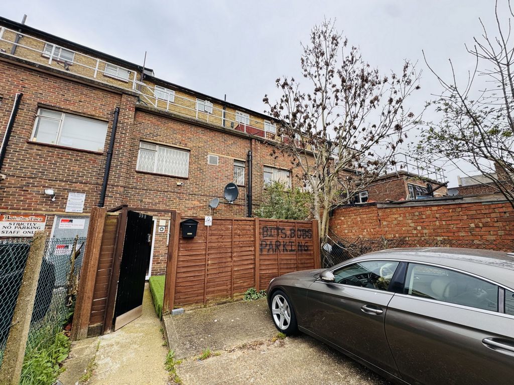 Property photo 1 of 6 Photo 6