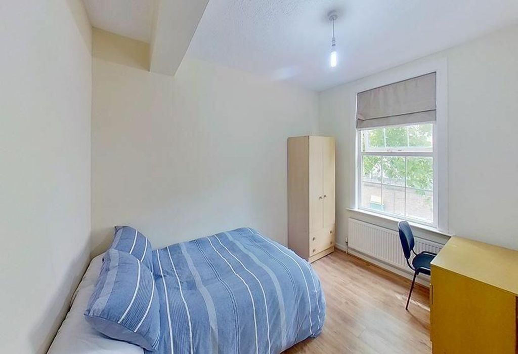 Property photo 1 of 6 This Cozy Double Bedroom Offers A Comfortable Spac...