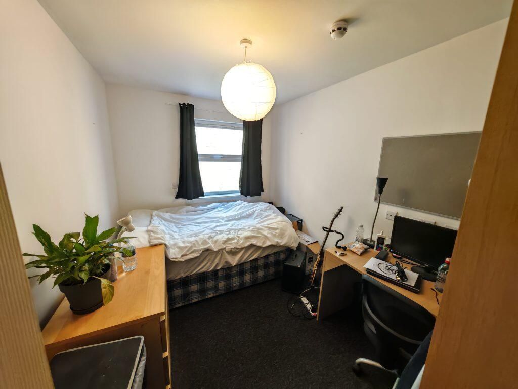 Property photo 1 of 13 Bright Bedroom With Double Bed And Spacious Desk...