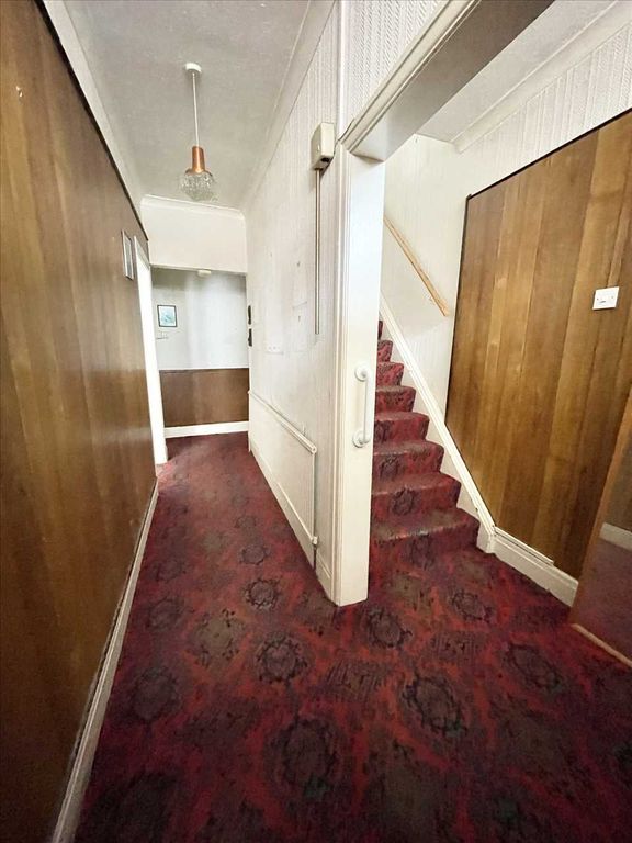 Property photo 2 of 18 Entrance Hall