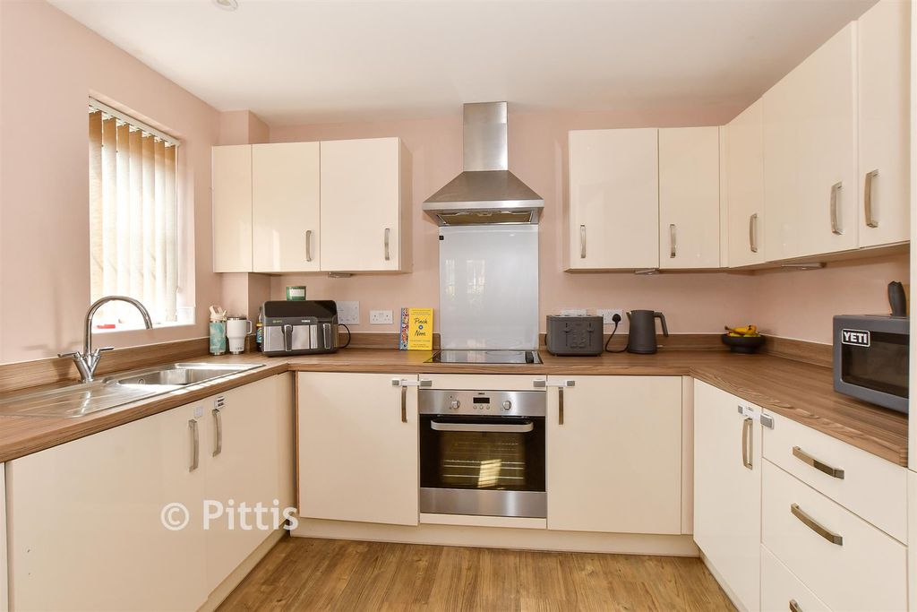 Property photo 1 of 10 Kitchen