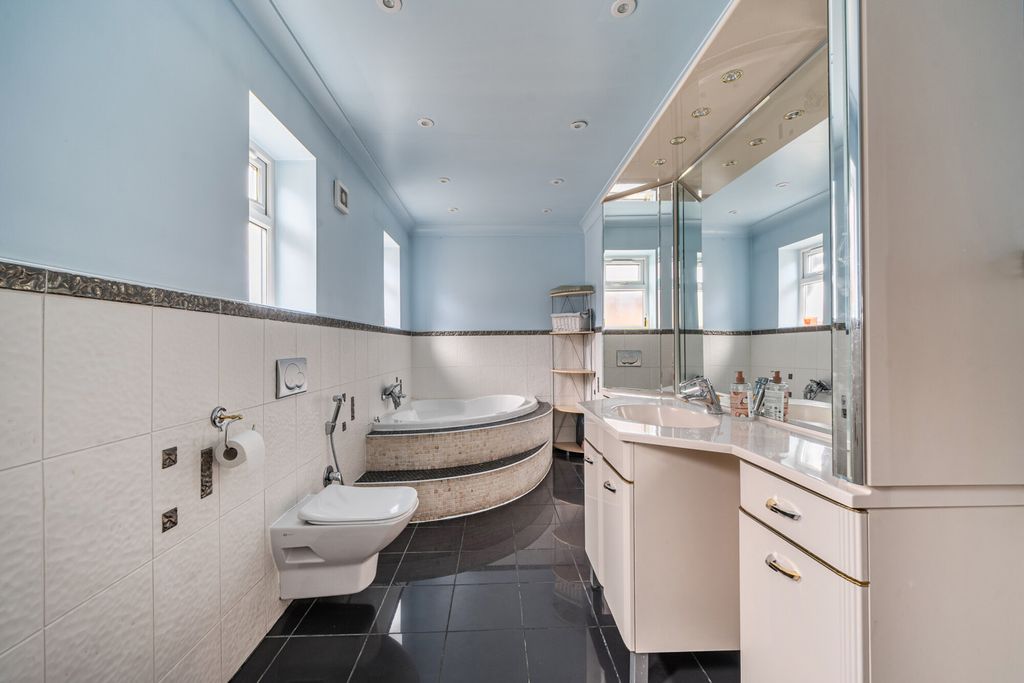 Property photo 3 of 22 1434721-16-69c422...