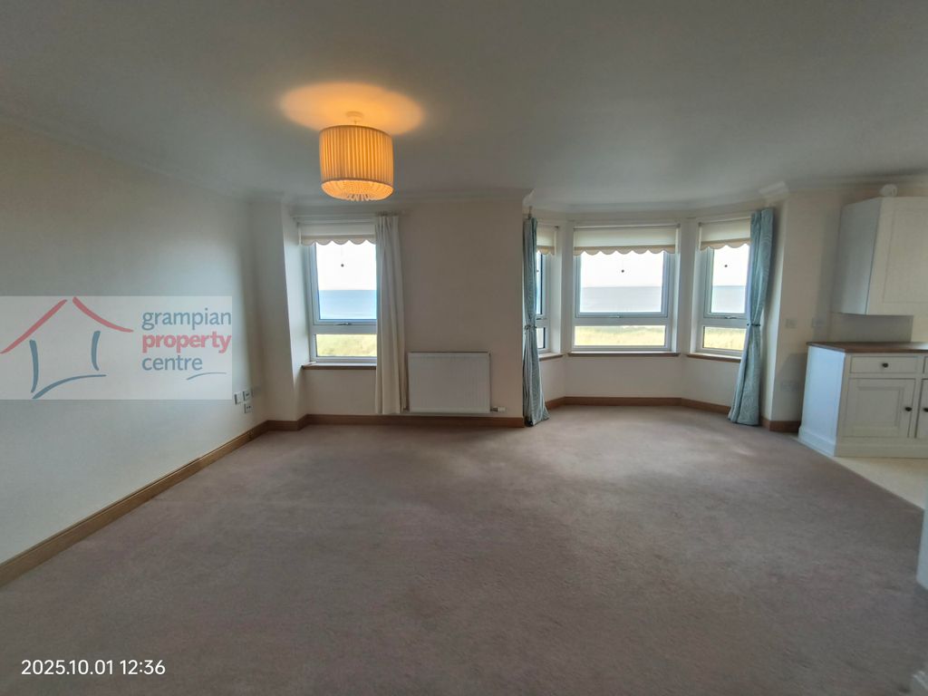 Property photo 3 of 14 Lounge