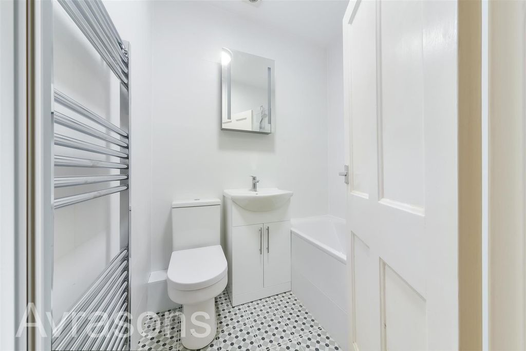 Property photo 3 of 10 Bathroom