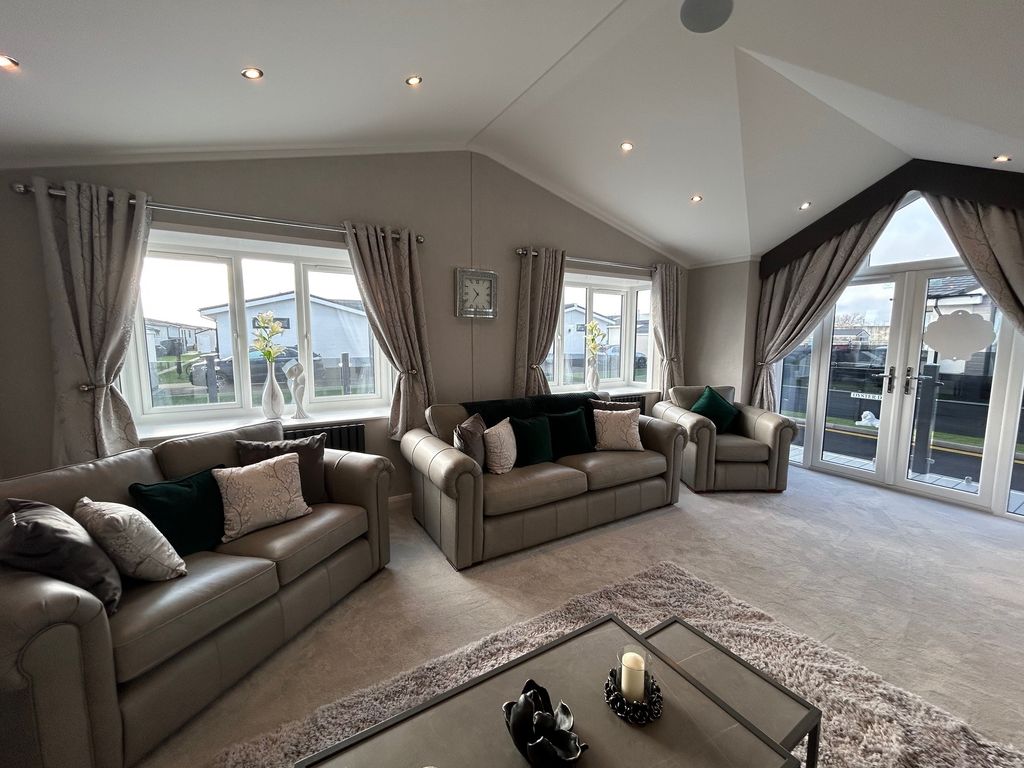 Property photo 2 of 18 Lounge