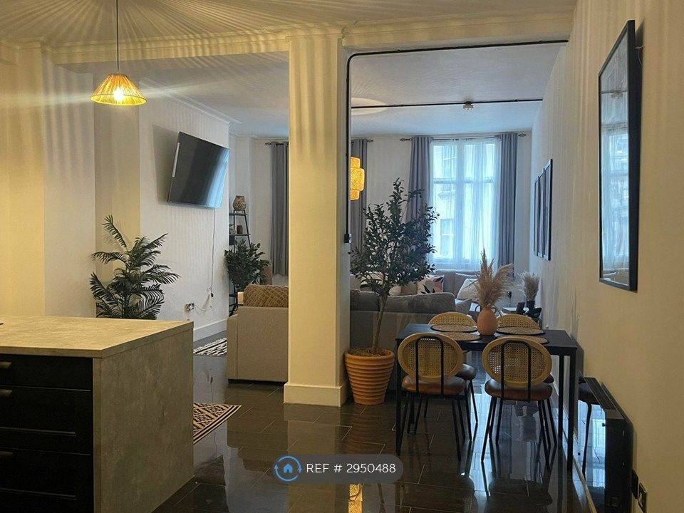 Property photo 3 of 10 Generous Space With High Floor To Ceiling Heights