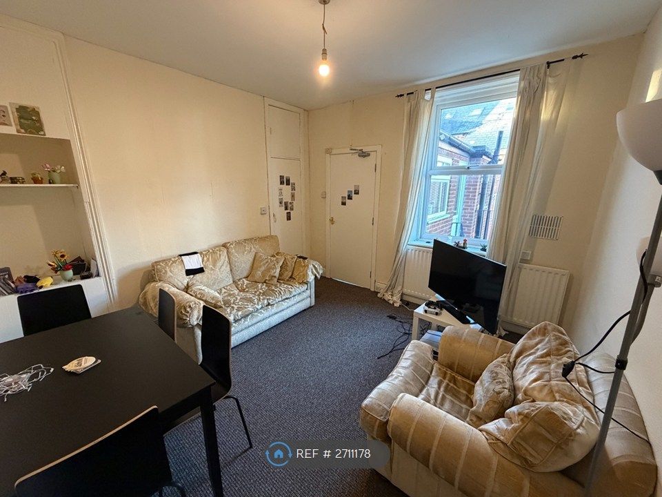 Property photo 1 of 6 Living Room