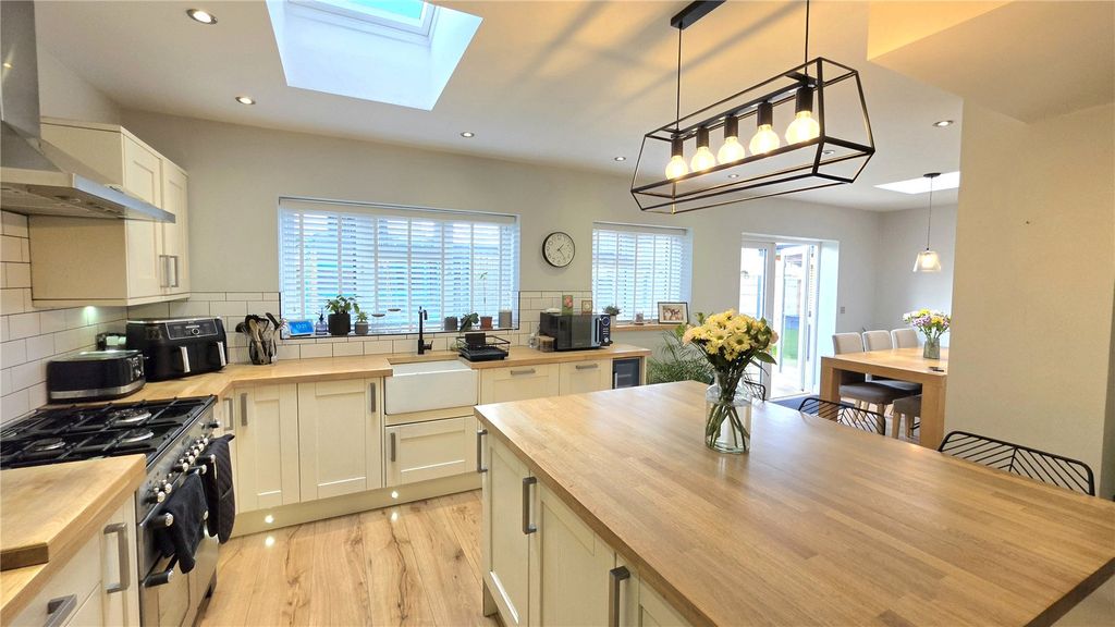 Property photo 2 of 49 Picture No. 32