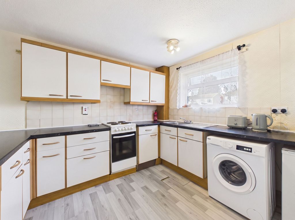 Property photo 3 of 10 Kitchen